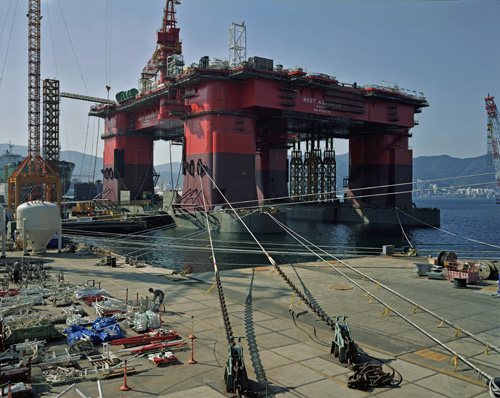 Thomas Struth: Semi-Submersible Rig. DSME Shipyard, Geoje Island, 2007. Digital colour print. 279.5 x 349.0 cm. © Thomas Struth